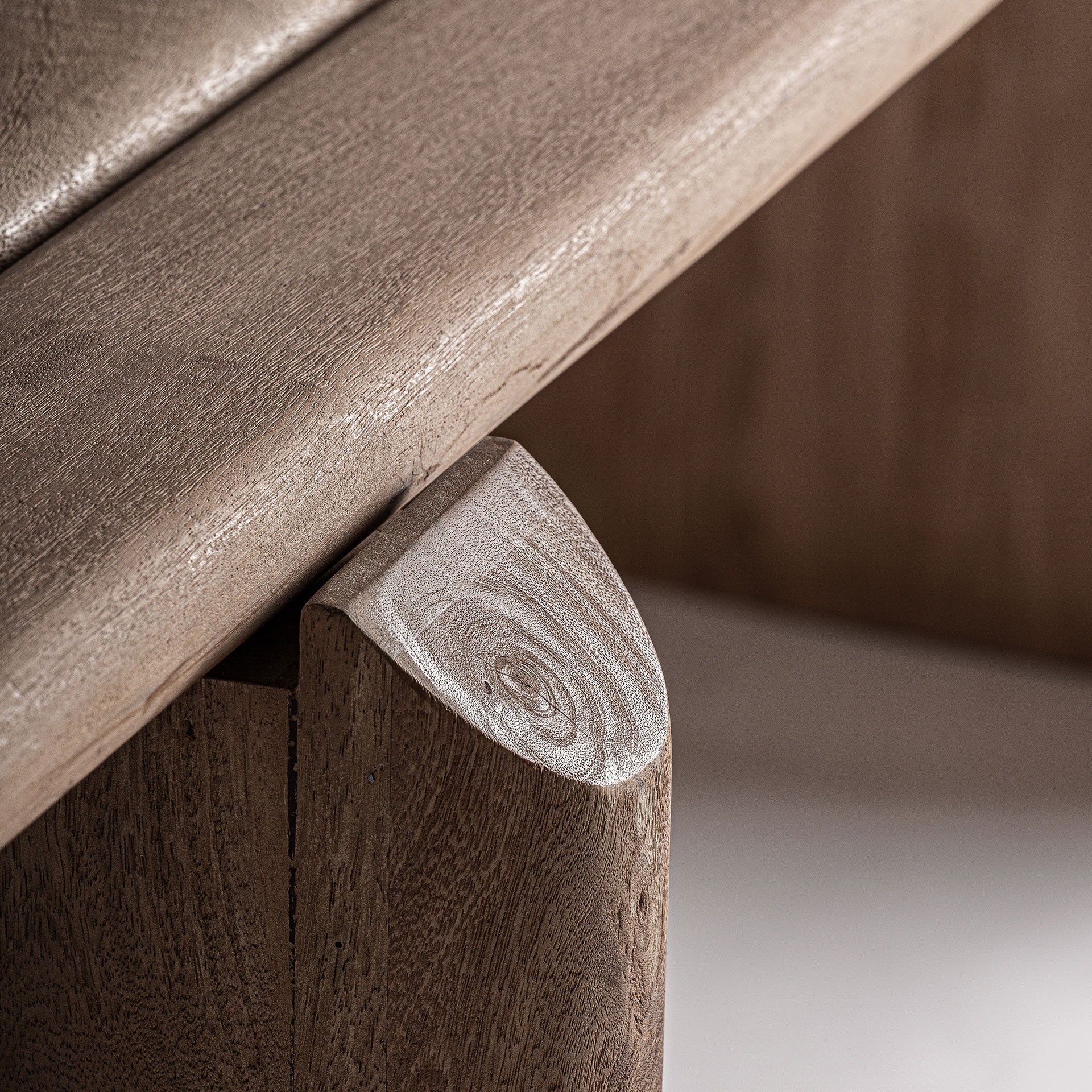 JACQUARD DINING TABLE